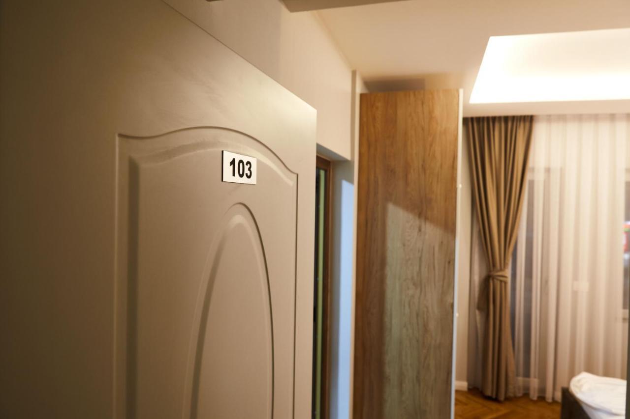 Amico Hotel Prishtine Bagian luar foto