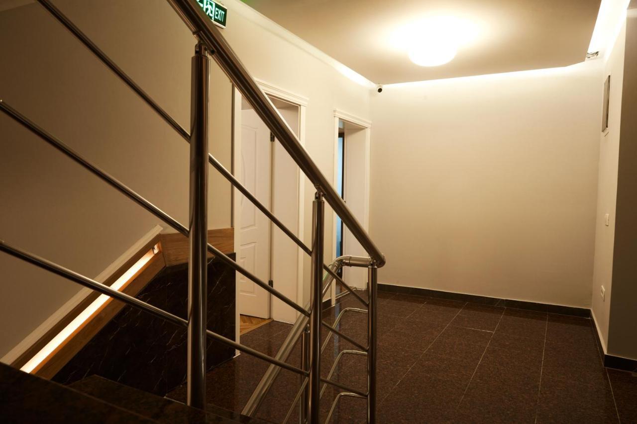 Amico Hotel Prishtine Bagian luar foto