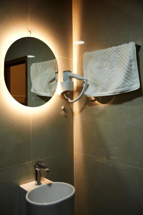 Amico Hotel Prishtine Bagian luar foto